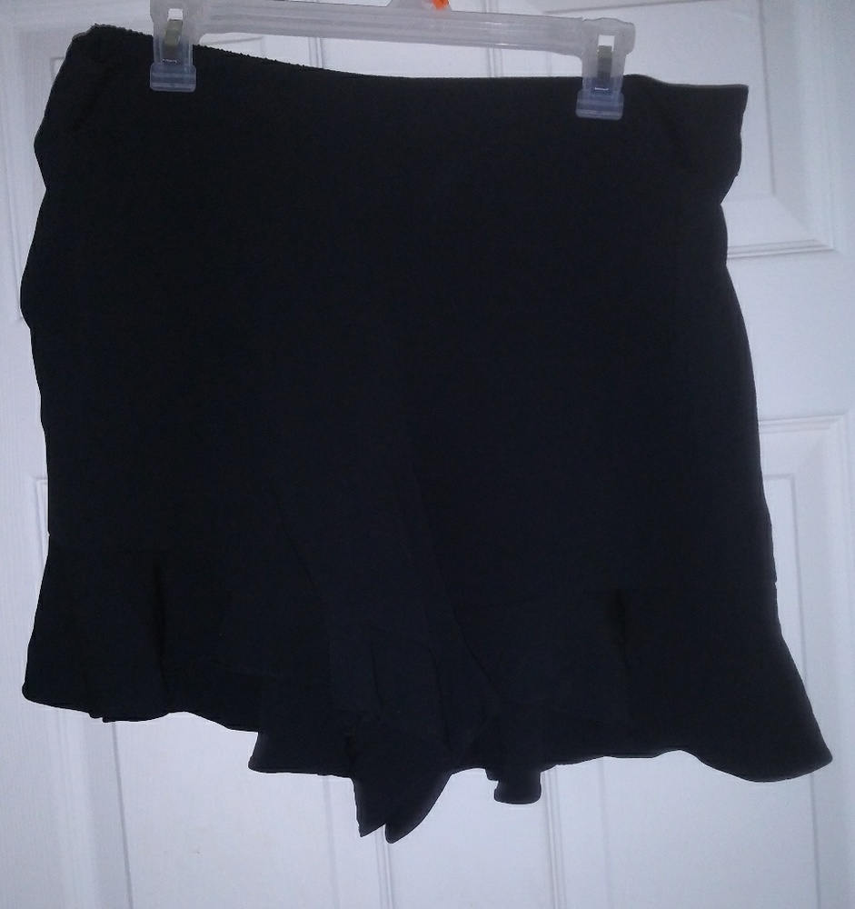 Blank linen shorts with ruffle bottom